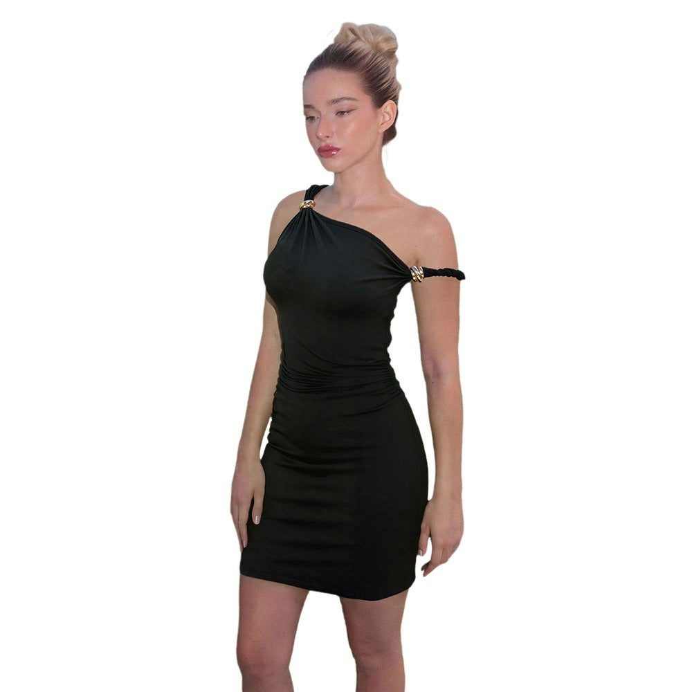 Robe mini ajustée pour femme avec encolure asymétrique et accents dorés Chic & Stil