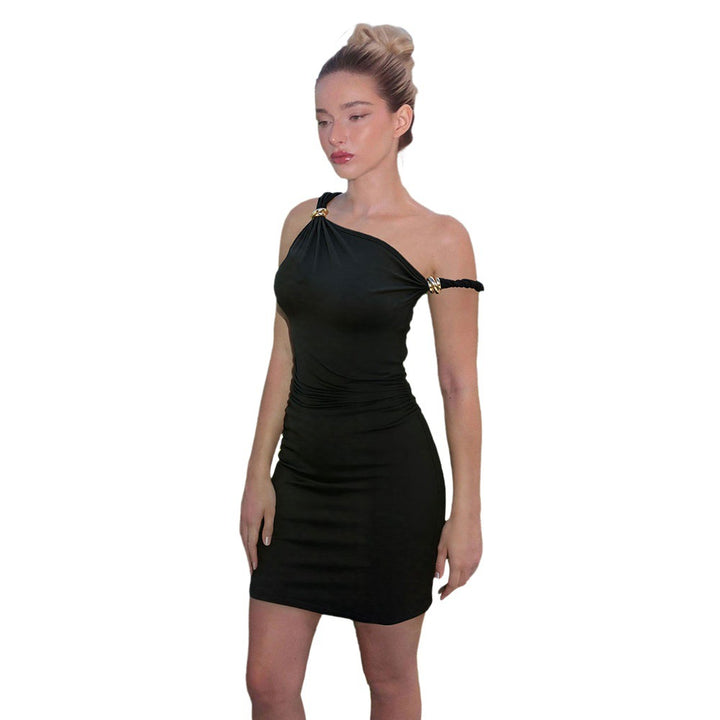 Robe mini ajustée pour femme avec encolure asymétrique et accents dorés Chic & Stil