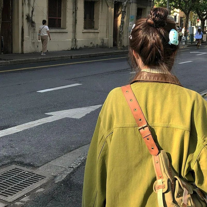 Veste en denim décontractée pour femmes avec des motifs de broderie uniques Chic & Stil