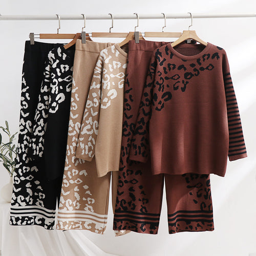 Trendy women's lounge set with animal print and wide stripes Lune London