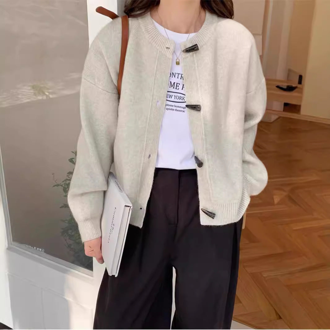 Cardigan pour femmes avec des détails de boutons élégants Chic & Stil