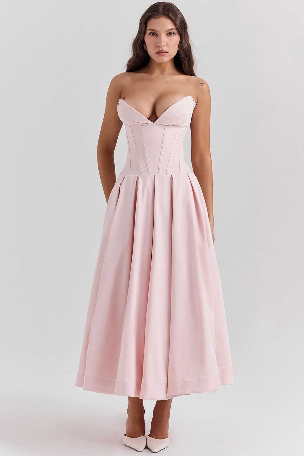Maxi Couture Dress for women with an elegant heart neckline and a flared skirt Chic & Stil