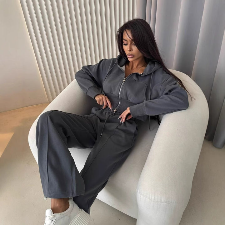 Sporty hoodie set for women with a loose fit and elastic waistband Lune London