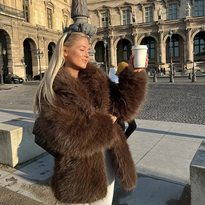 Veste en fausse fourrure de luxe pour femmes avec des manches volumineuses Chic & Stil
