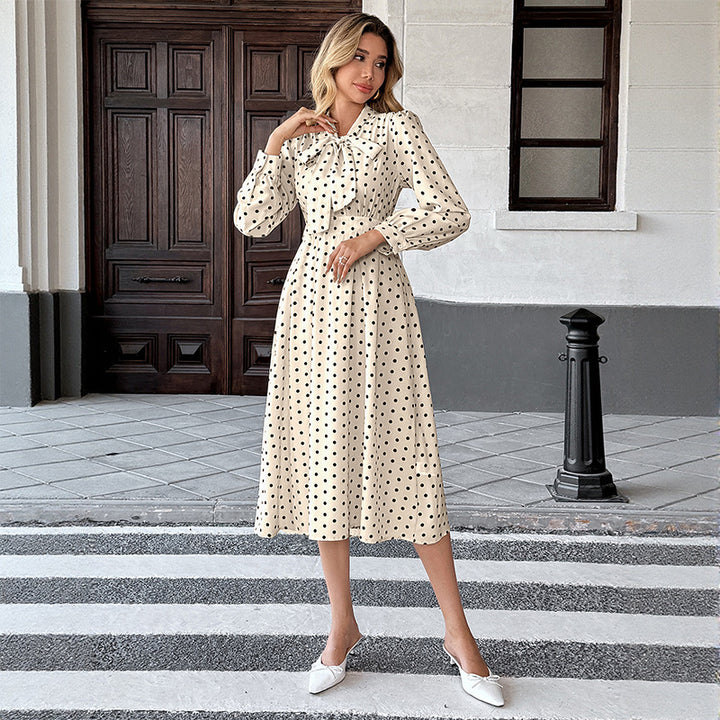Robe midi à pois pour femmes avec col cravate et manches longues Chic & Stil