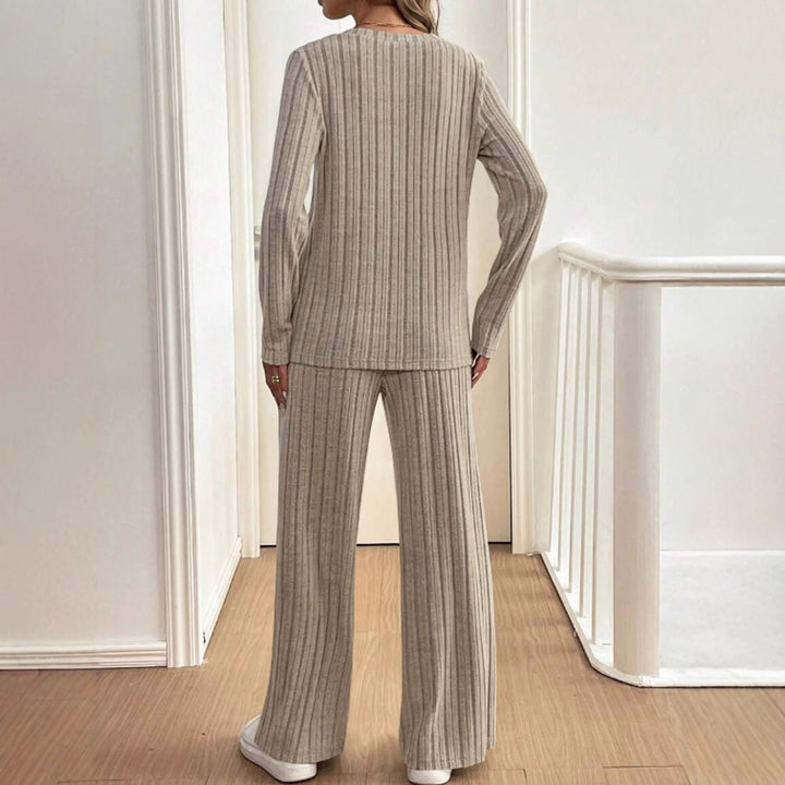 Ensemble tricoté décontracté pour femmes avec un design côtelé à la mode et une patte de boutonnage Chic & Stil