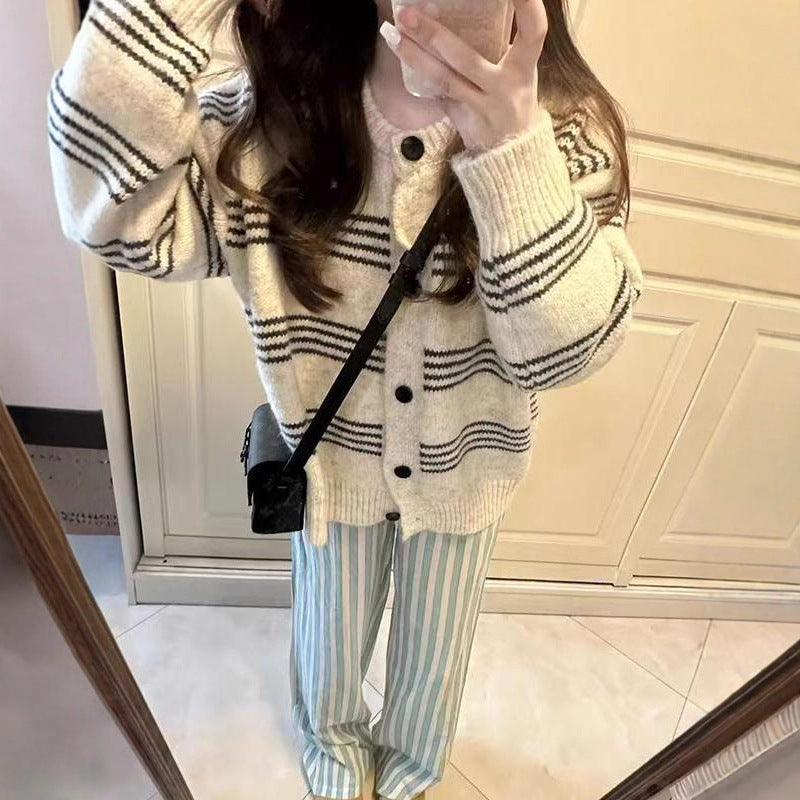 Cardigan à motifs pour femmes avec des détails de boutons stylés Chic & Stil