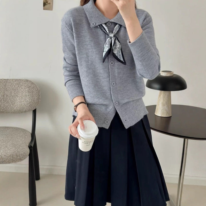 Ladies fine cardigan with classic collar and button closure Lune London