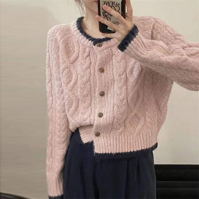 Cardigan féminin en tricot épais avec un élégant motif en torsades et des boutons décoratifs Chic & Stil