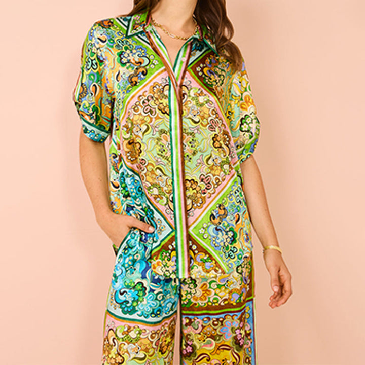 Ensemble décontracté pour femmes avec chemise à motif coloré et pantalons larges Chic & Stil