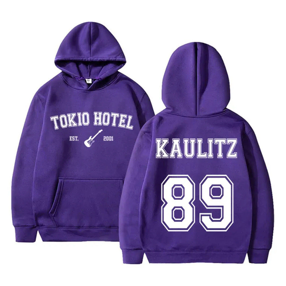 Women's hoodie with modern band design and comfortable fit Chic & Stil