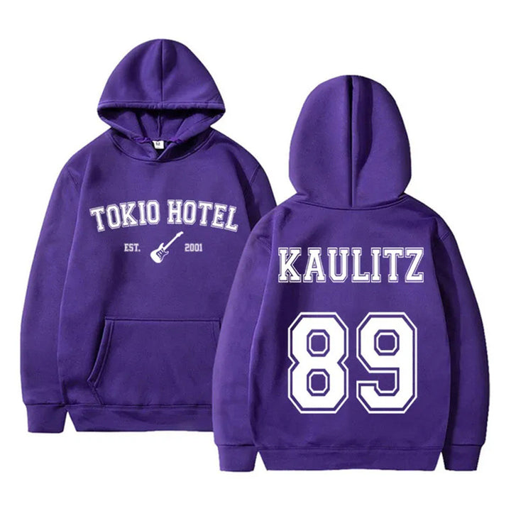 Women's hoodie with modern band design and comfortable fit Chic & Stil