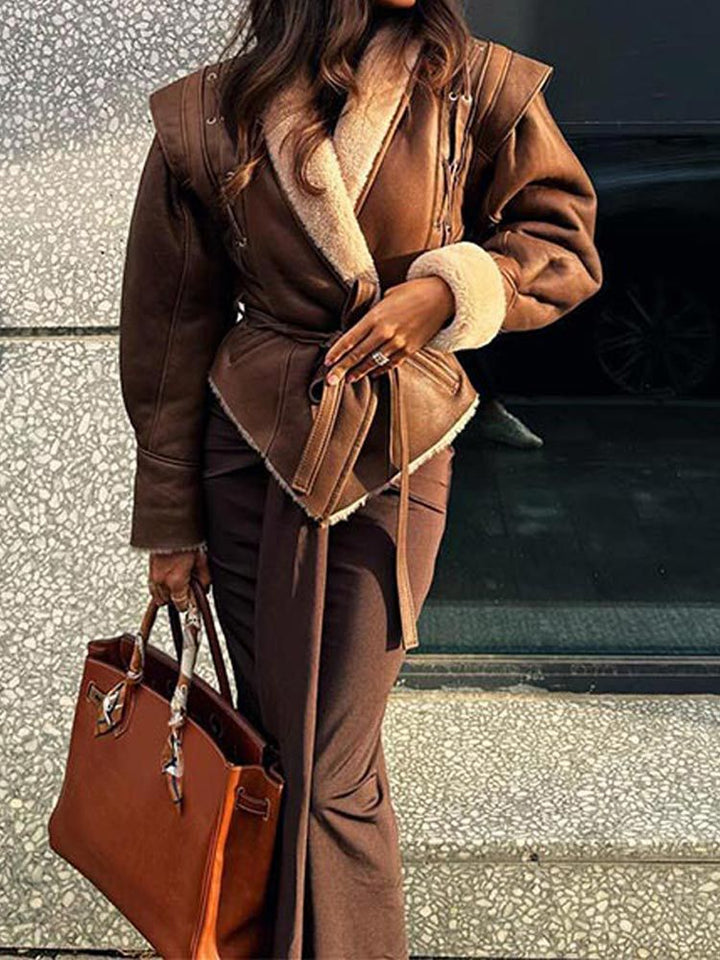 Women Elegant and stylish jacket with faux fur collar and fitted silhouette Lune London