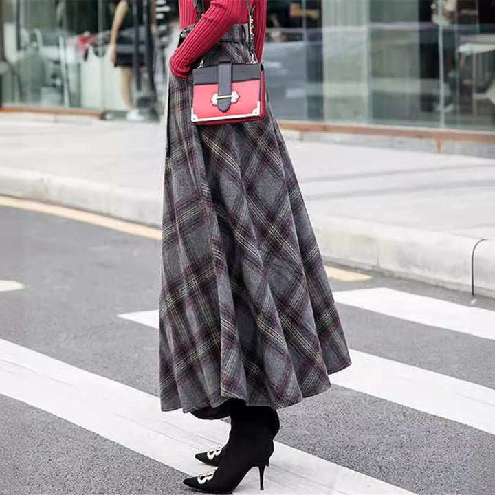 Elegant checkered skirt for women in high-quality wool blend with high waist Lune London