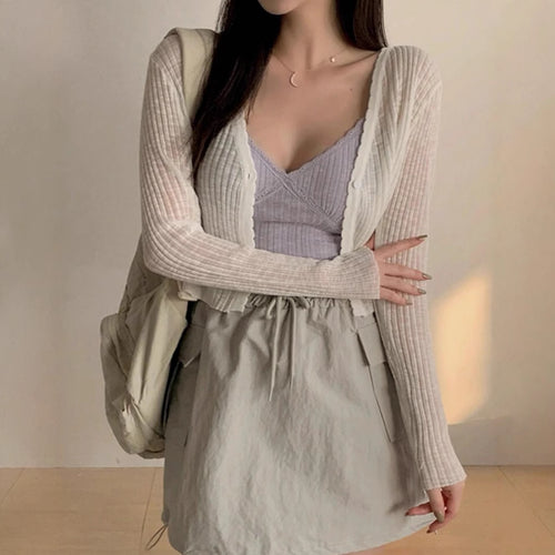 Femmes cardigan ludique avec des détails décoratifs et un matériau léger Lune London