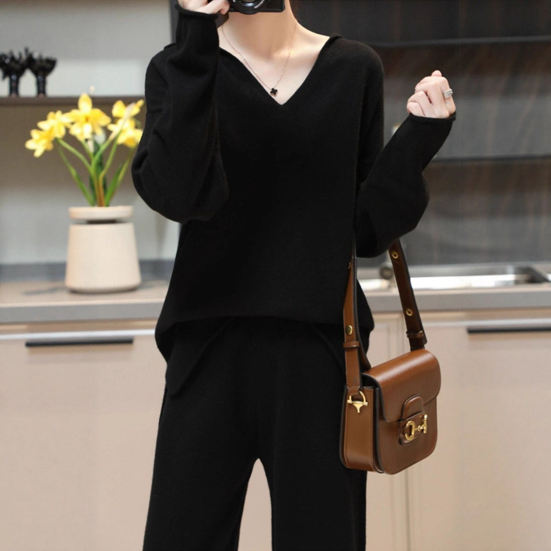 Pullover femme à col en V en matériau doux et coupe décontractée Chic & Stil