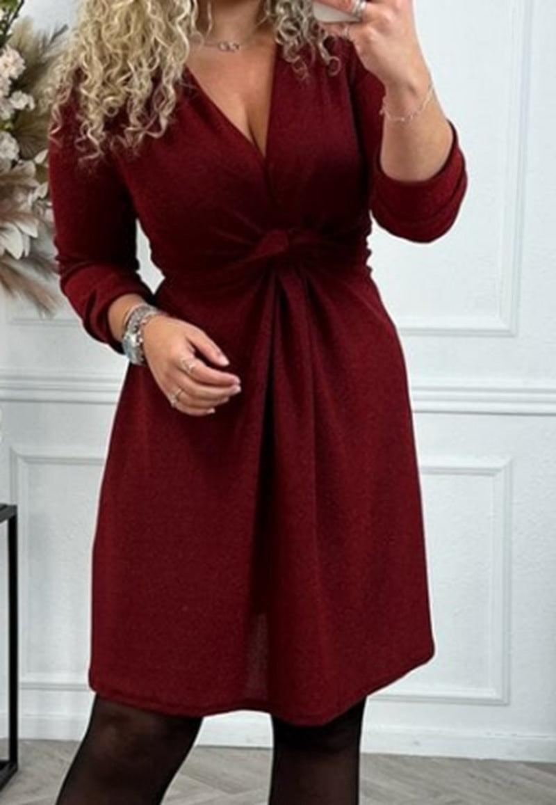 Robe portefeuille pour femmes avec des détails de volant élégants et une coupe ajustée Chic & Stil
