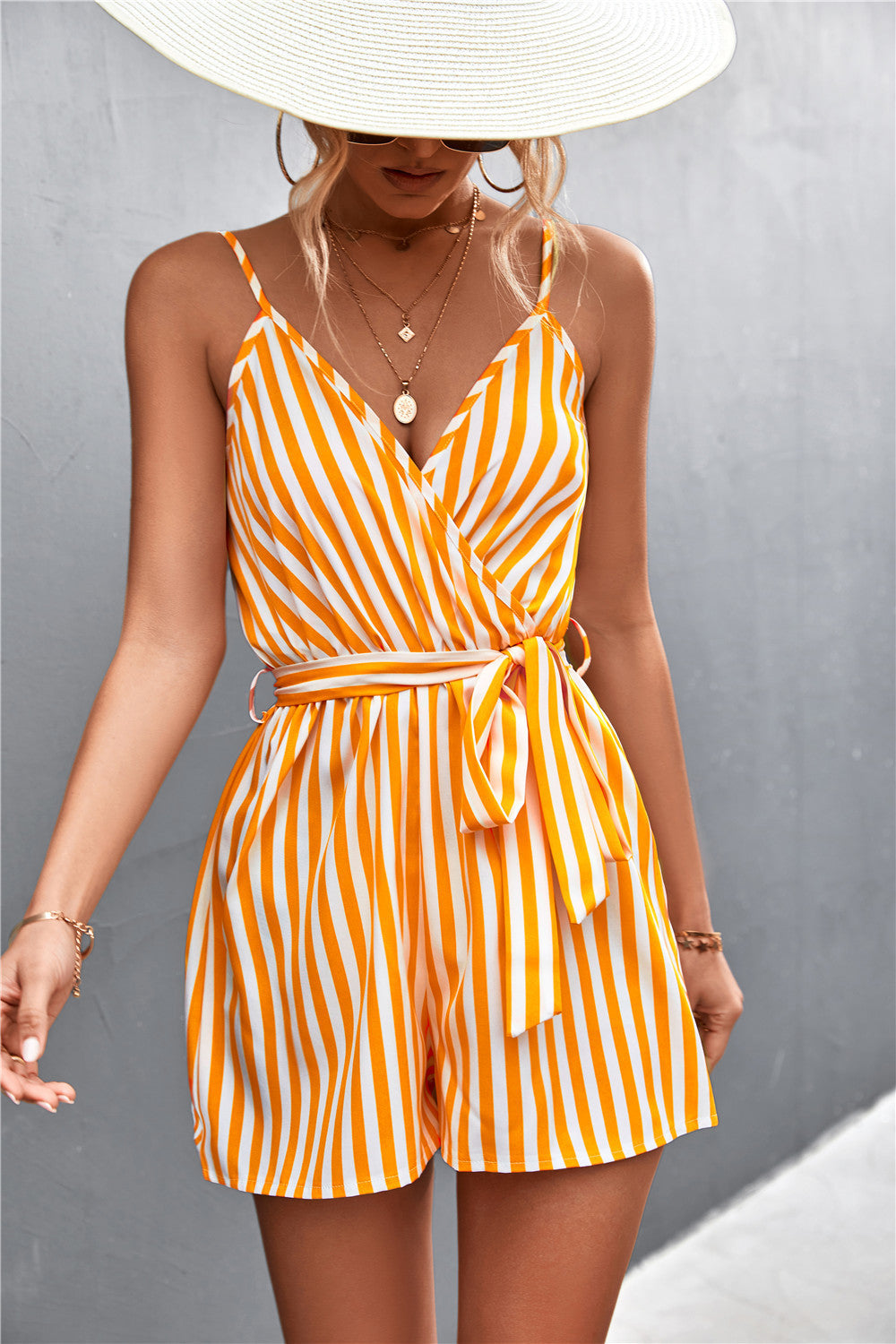 Combinaison femme avec design élégant à enroulement et ceinture ajustée Chic & Stil
