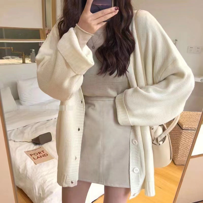 Casual knitted cardigan for women with voluminous sleeves and a chic button placket