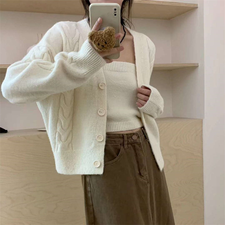 Cardigan pour femmes avec un charmant motif en câble et des détails de bouton Chic & Stil