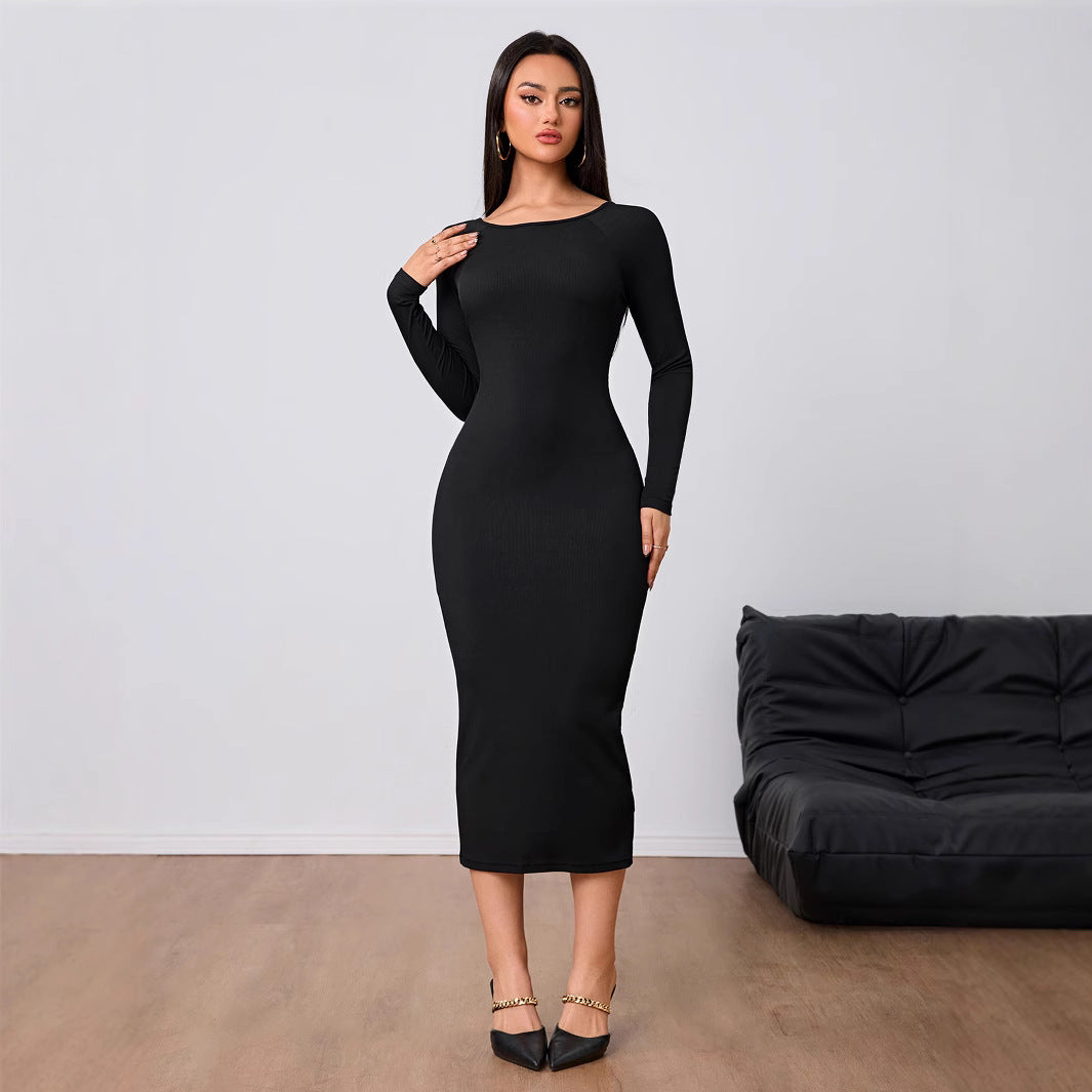 Robe midi ajustée pour femmes avec un élégant col rond et des manches longues Chic & Stil