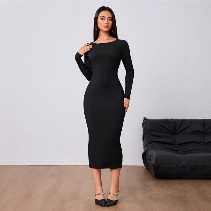 Robe midi ajustée pour femmes avec un élégant col rond et des manches longues Chic & Stil