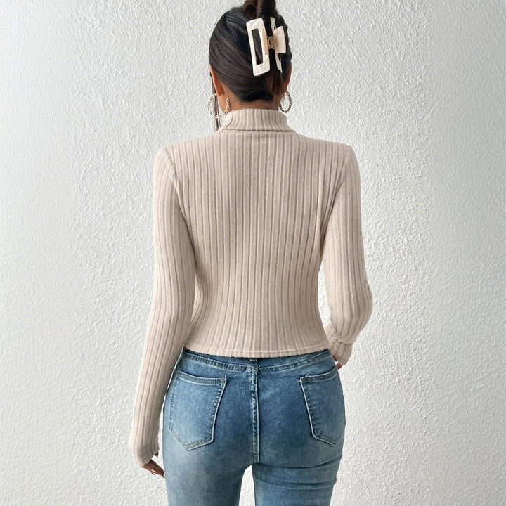 Haut à manches longues pour femmes avec découpe asymétrique et fine structure en côtes Chic & Stil
