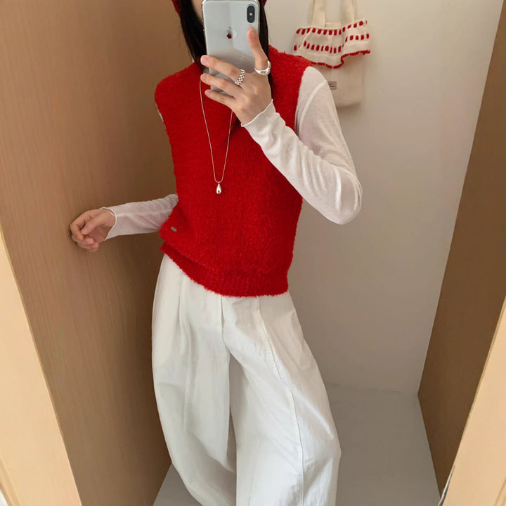 Knitted cardigan for women in soft and fluffy material with a chic and stylish modern fit