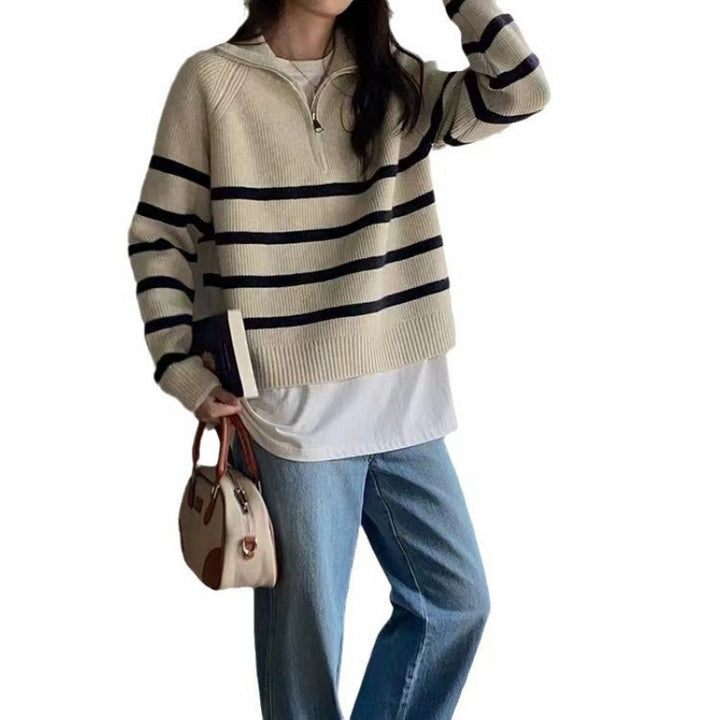 Pull féminin à la mode avec une fermeture éclair solide et un motif rayé Chic & Stil