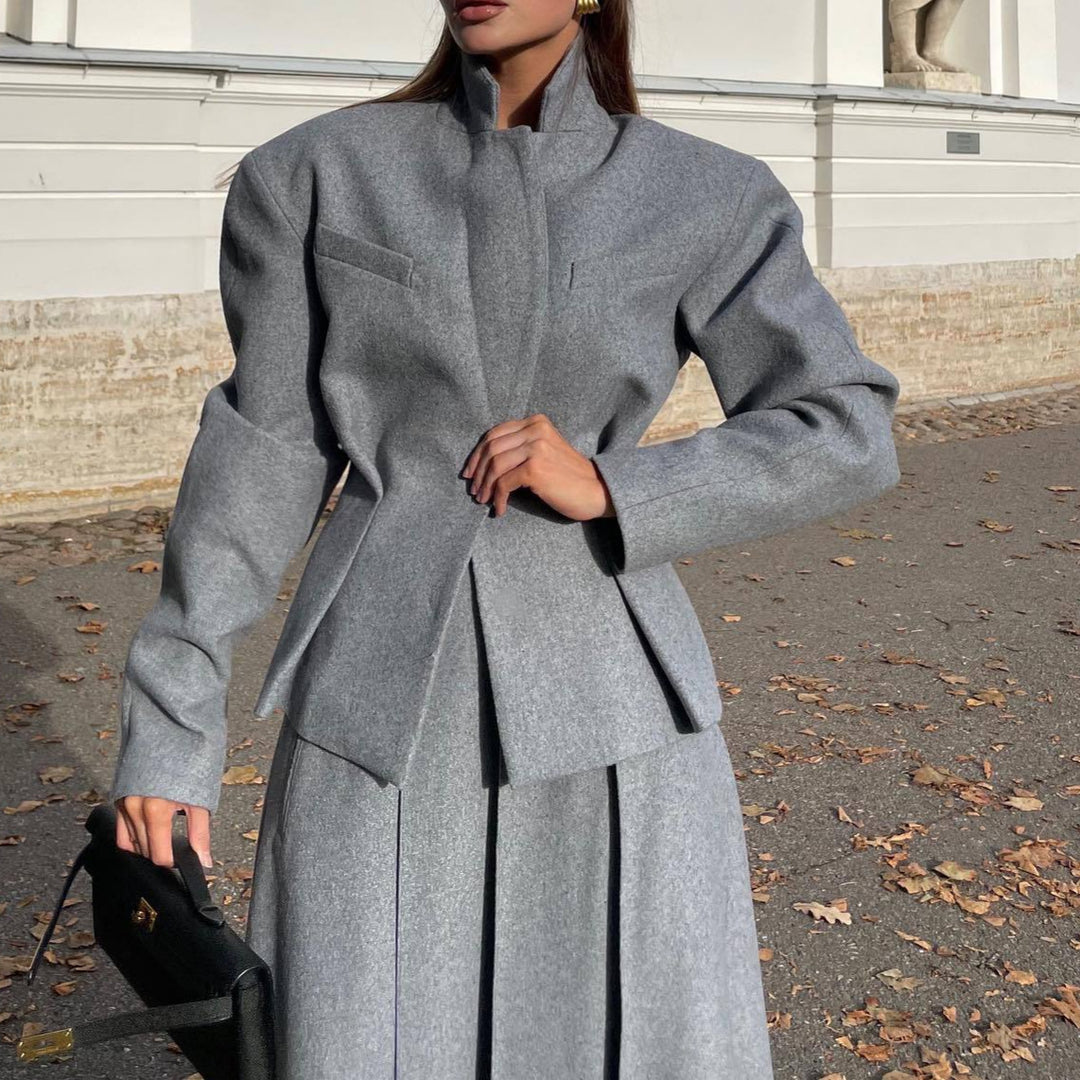 Elegant and modern outfit for women with fitted blazer and flared skirt Lune London
