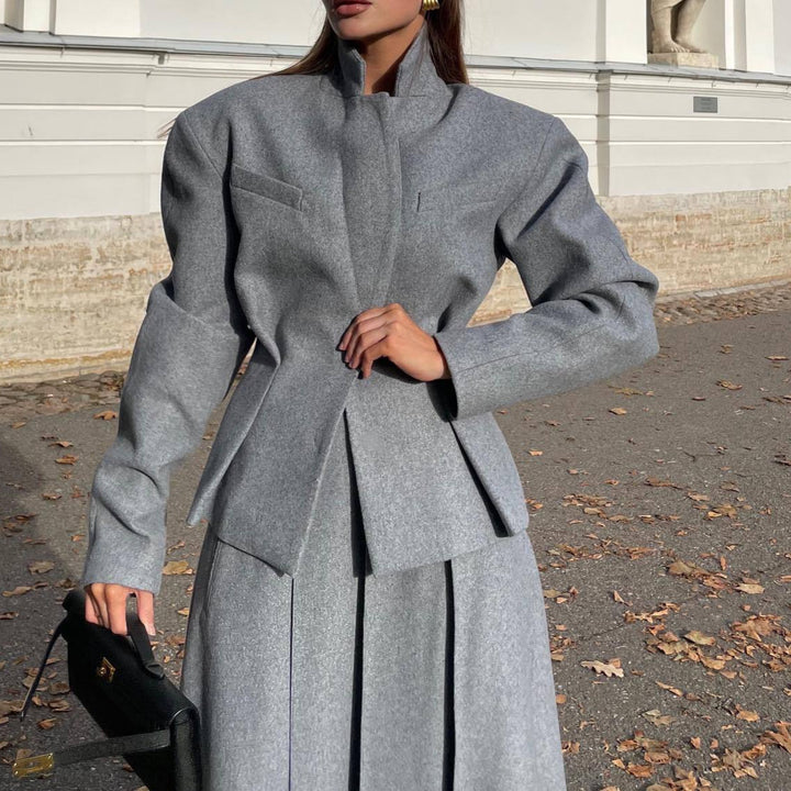 Elegant and modern outfit for women with fitted blazer and flared skirt Lune London