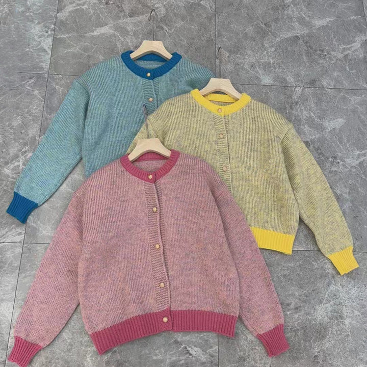 Cardigan pour femmes avec motif complexe et accents colorés Chic & Stil