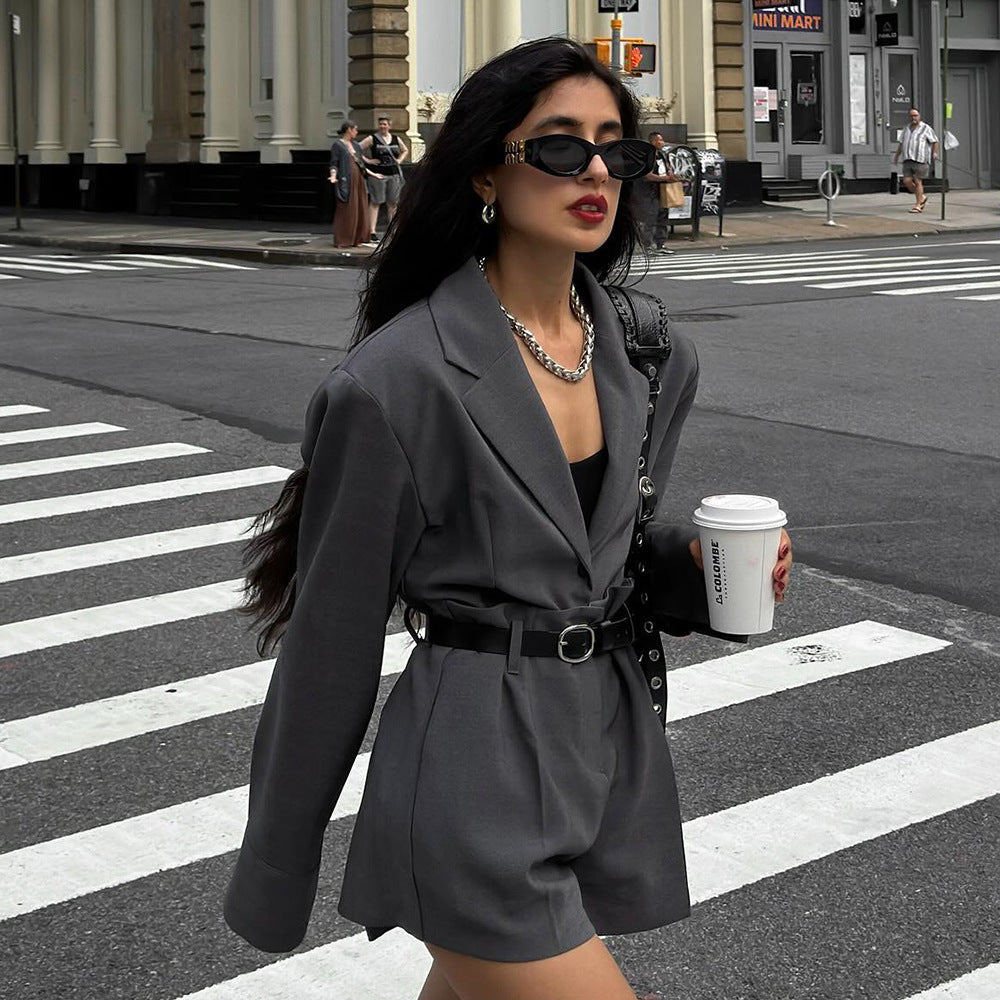 Blazer à la mode pour femmes avec ceinture et shorts Chic & Stil