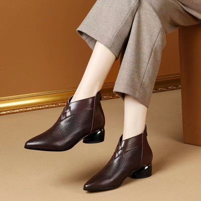 Lune London | Ankle boots - Leather - Pointed toes - Low block heel - Textured panel