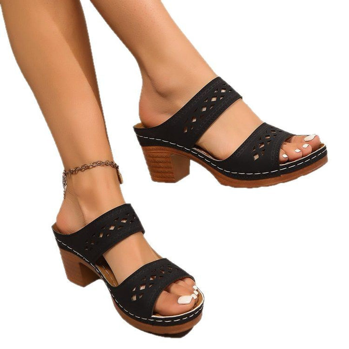 Elegant Women Clogs with a durable upper material and a comfortable heel Lune London
