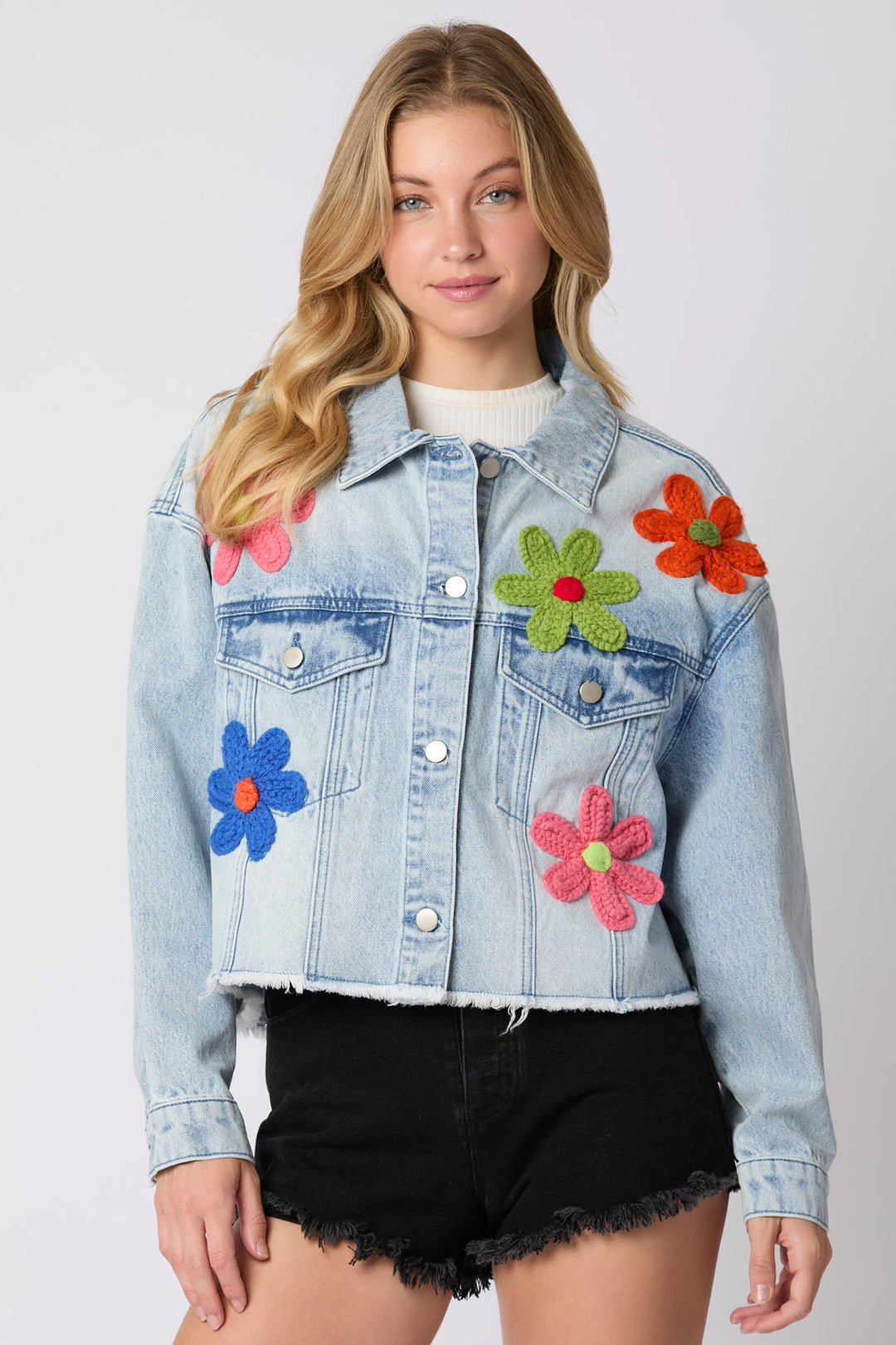 Trendy denim jacket for women with a sporty look and colorful pattern Chic & Stil