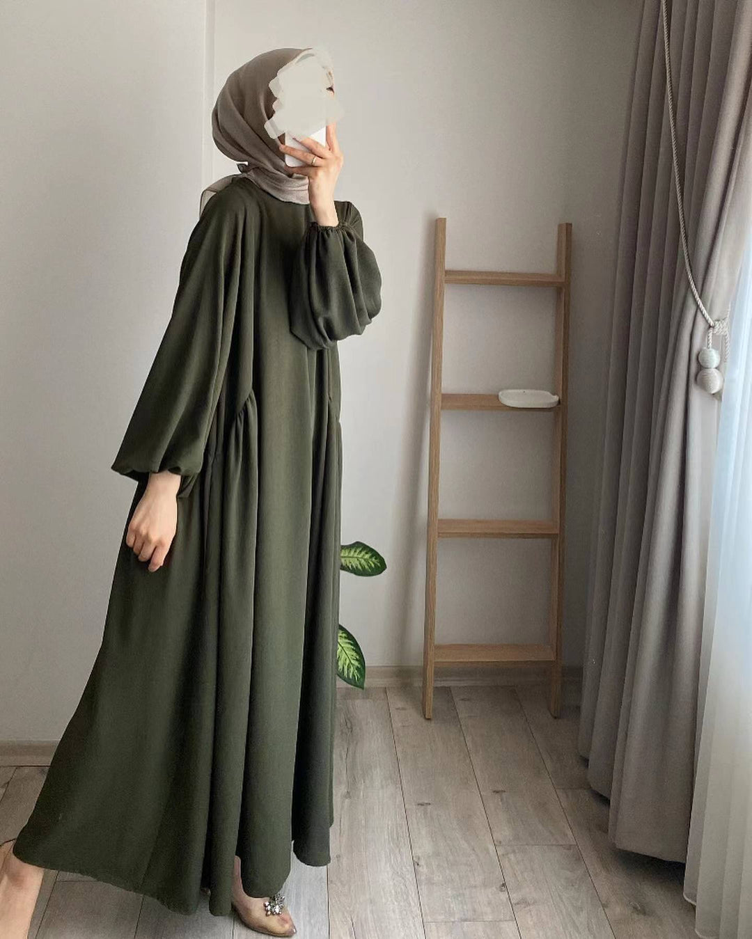 Elegant maxi dress for ladies with voluminous sleeves and a fluid cut Lune London