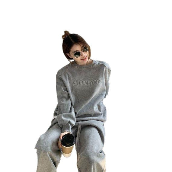 Women's Urban Lounge Outfit with oversized sweatshirt and casual joggers Chic & Stil