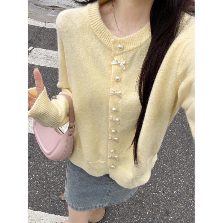 Cardigan confortable pour femmes avec boutons en perles et design délicat Chic & Stil