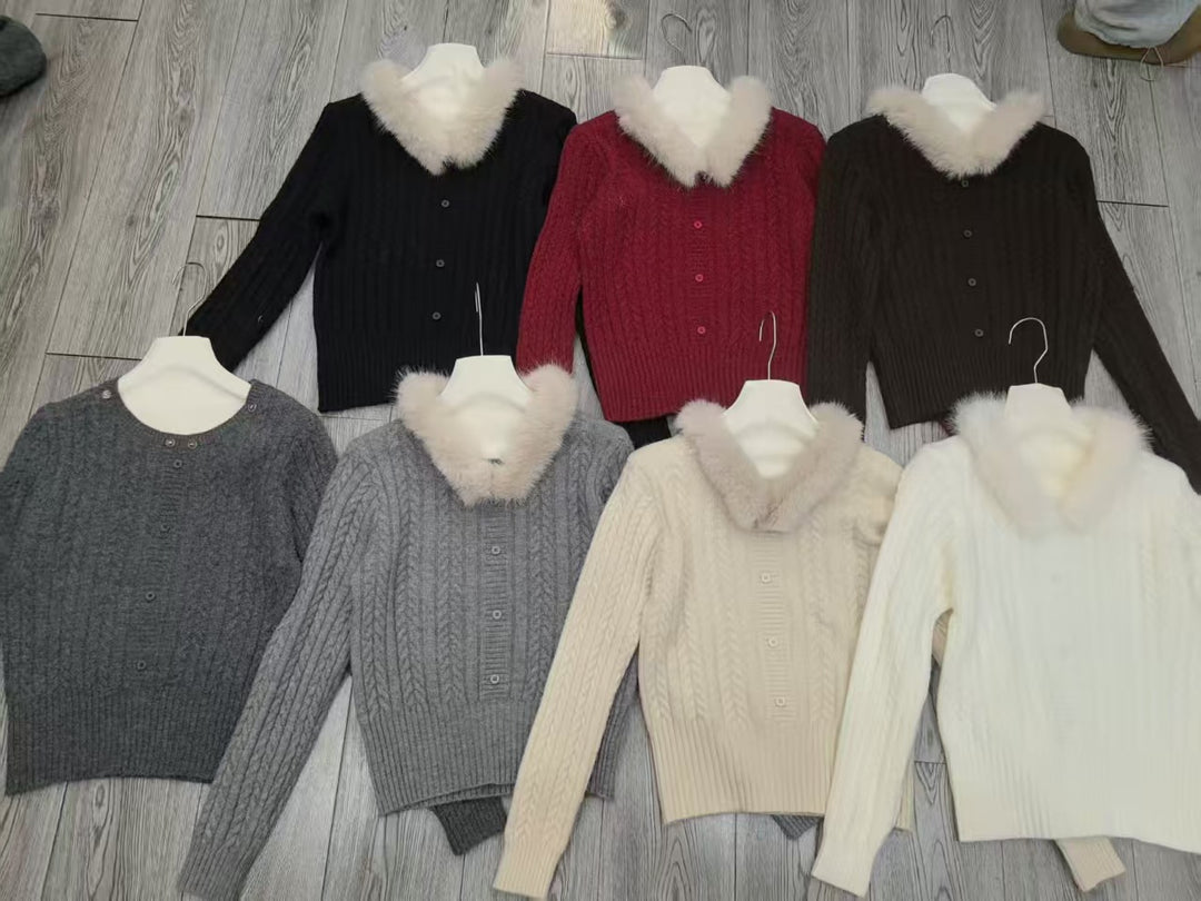 Pull en tricot pour femmes avec col en fourrure luxueux et détails de boutons élégants Chic & Stil