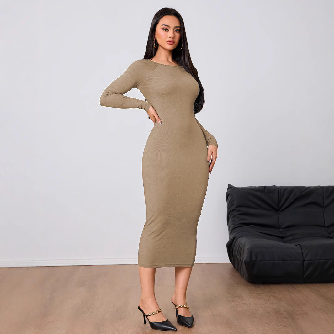 Robe midi ajustée pour femmes avec un élégant col rond et des manches longues Chic & Stil