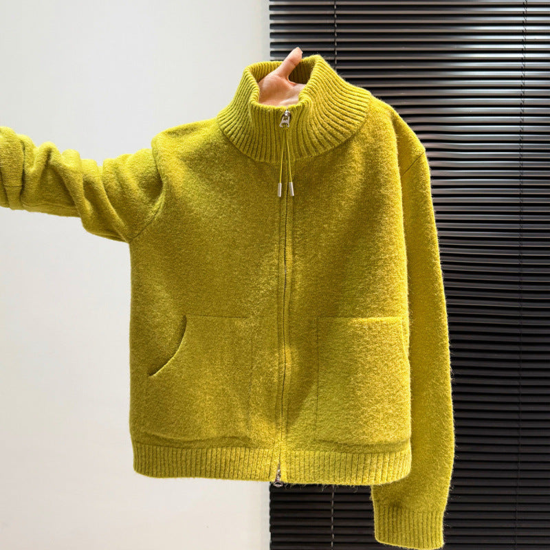 Cardigan thermique pour femmes avec col haut et deux poches pratiques.