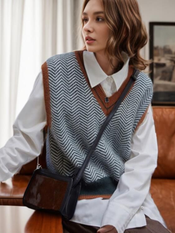 Knitted sweater for women with a V-neck and modern zigzag pattern Chic and Style