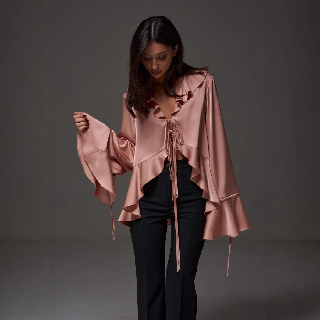 Blouse satin femmes avec manches à volants et nœud décoratif Chic & Stil