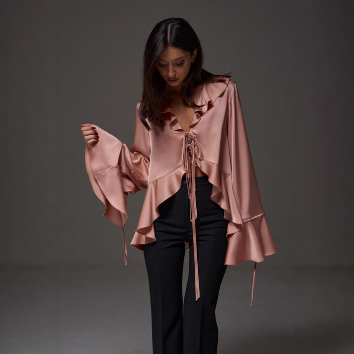 Blouse satin femmes avec manches à volants et nœud décoratif Chic & Stil