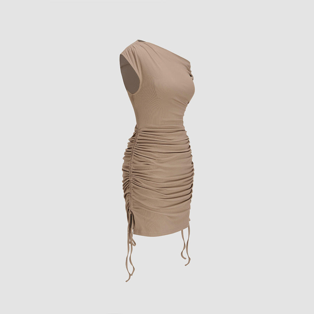 Robe enveloppante ajustée pour femmes avec encolure asymétrique et détails volantés Chic & Stil