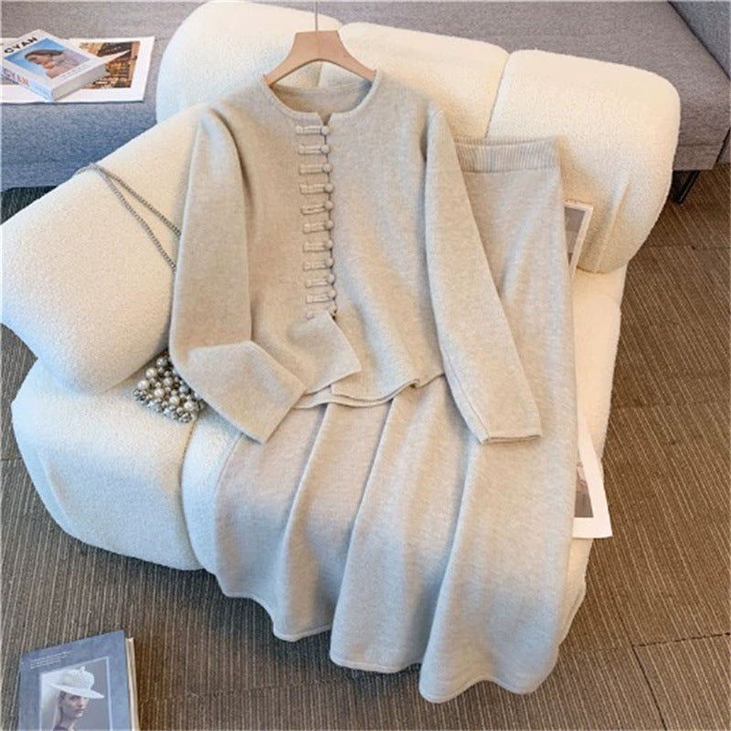 Ensemble en tricot pour femmes avec design classique de boutons et jupe fluide Chic & Stil