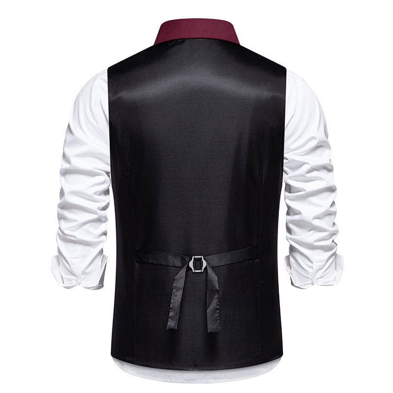 Elegant suit vest for men with practical pockets and chic and stylish accents