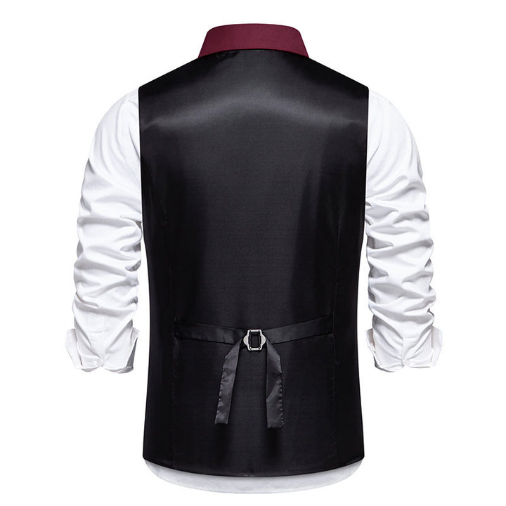 Elegant suit vest for men with practical pockets and chic and stylish accents