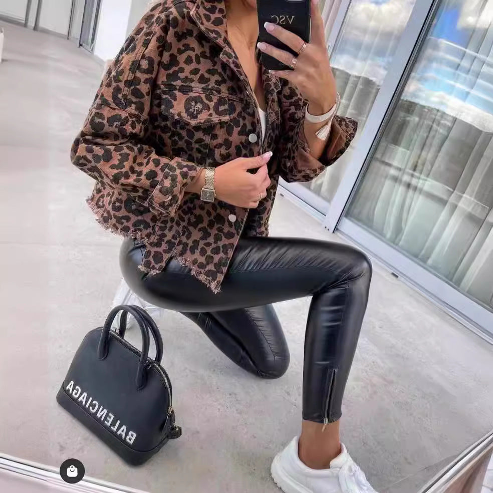 Women's denim jacket in a trendy leopard print with frayed hems and an oversized fit Chic & Stil